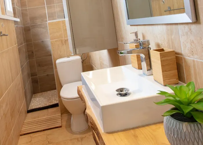 Le St Leon : Lit Queen Size * Wifi * Ideal Couple Apartment *